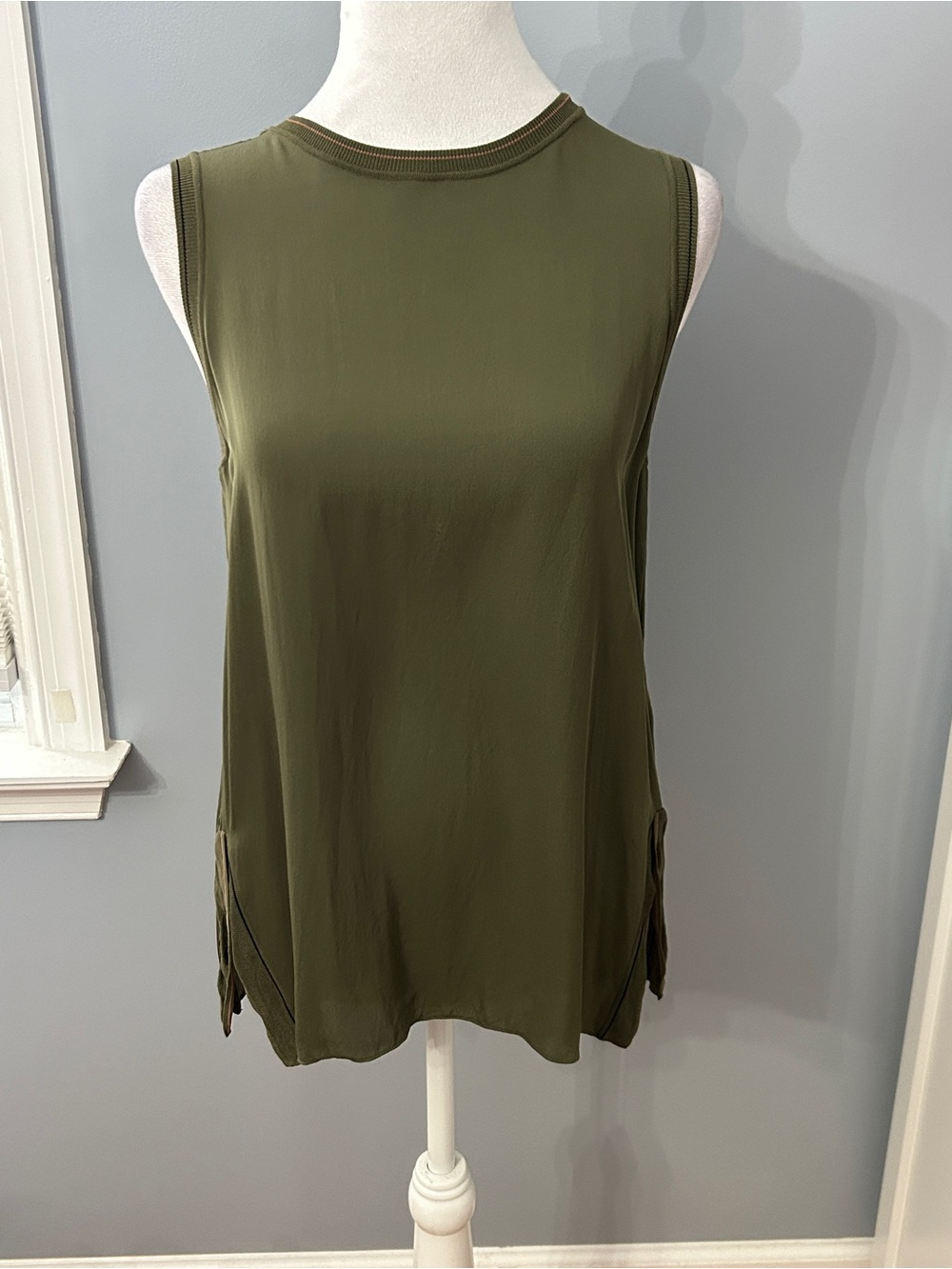 Theory 100% Silk Combo Shell Size Small Top Olive Green Ribbed Neck Side Slit